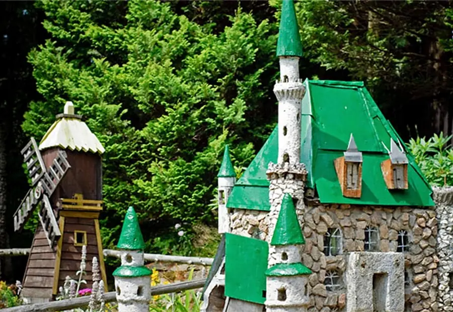 Drewniane rzeźby bajkowych postaci w Ogrodzie Bajek