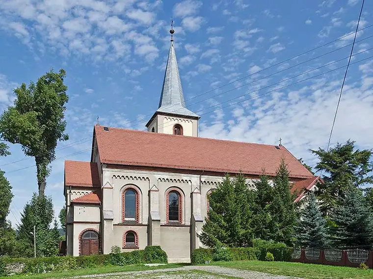 Kościół w Starym Waliszowie z wysoką wieżą
